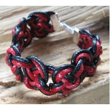 Knotenarmband aus gewachster Baumwolle in schwarz und rot